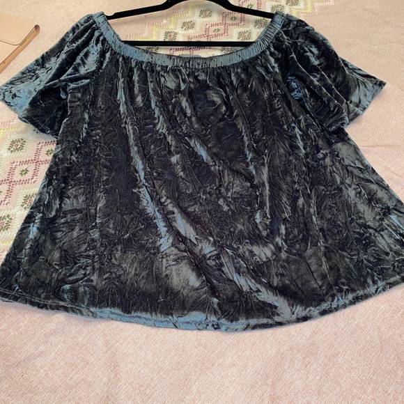 Knox Rose Short Sleeve
Velvet Top sz S - Picture 6 of 6